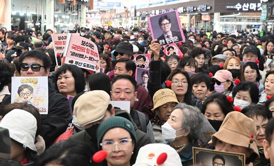 경동시장 찾은 한동훈 지지자