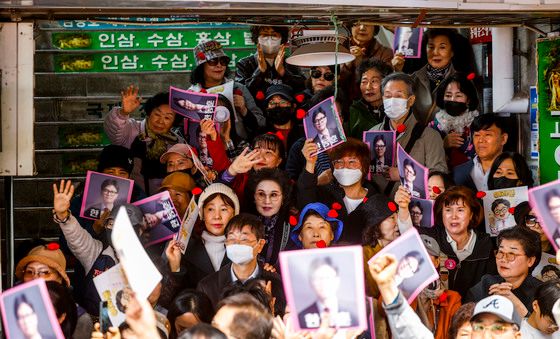 경동시장에 모인 한동훈 지지자들