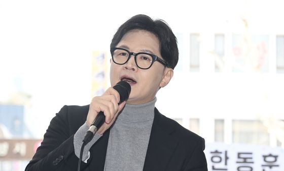 경동시장 찾은 한동훈 '지지자 향해 발언'