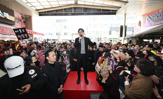 경동시장 찾아 발언하는 한동훈