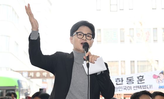 경동시장 찾아 지자자들에게 발언하는 한동훈