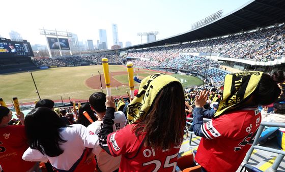 주말 관중 사로잡은 프로야구 시범경기