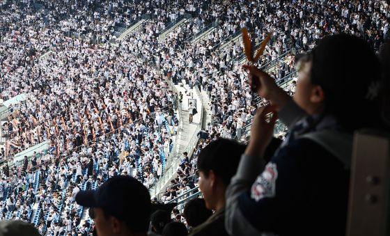 열띤 응원 펼치는 야구 팬들