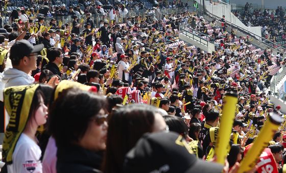 주말 관중 사로잡은 프로야구 시범경기