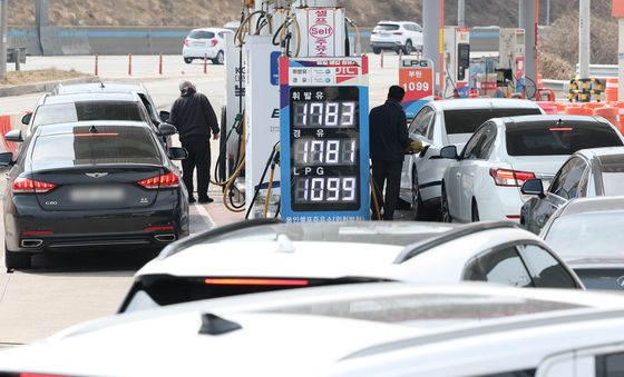 석유 최고가격제 일주일…주유소 기름값 하락 전환