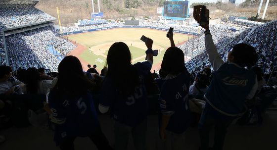 응원 열기 뜨거운 관중석