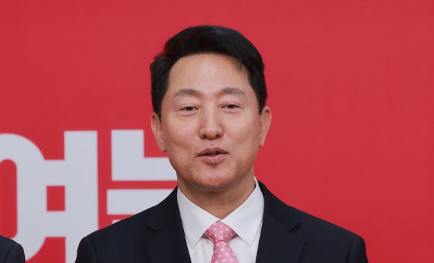 서울시장 후보 면접 마치고 브리핑 하는 오세훈 시장