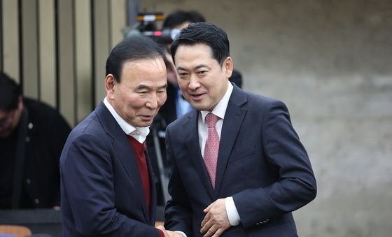 박덕흠 의원과 인사 나누는 장동혁 대표