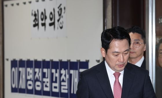 브리핑 마친 장동혁 대표