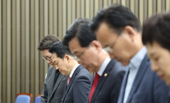 대전 공장 화재 피해자 위한 묵념하는 장동혁 대표