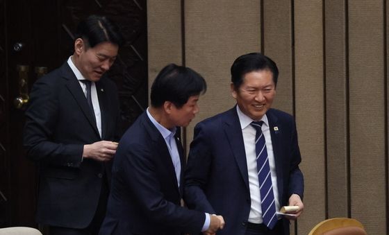 필리버스터 종결 투표하는 정청래 대표