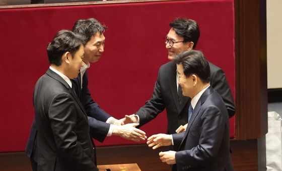 필리버스터 종결 투표하는 김민석·정동영