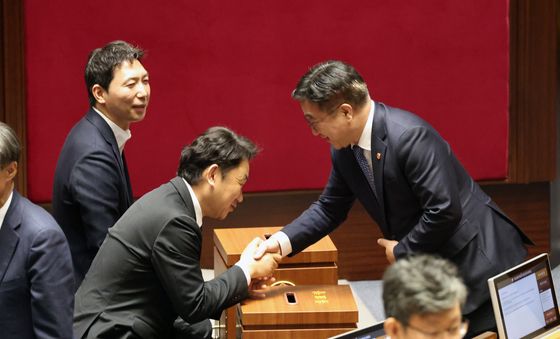 필리버스터 종결 투표하는 윤호중 장관