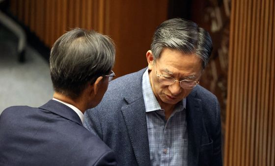 대화 나누는 정성호 장관