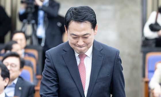 의원총회 참석하는 장동혁 대표