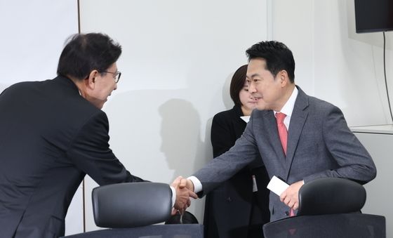 박형준 시장과 인사 나누는 장동혁 대표