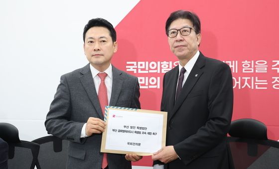 박형준 부산시장에게 건의문 전달 받는 장동혁 대표