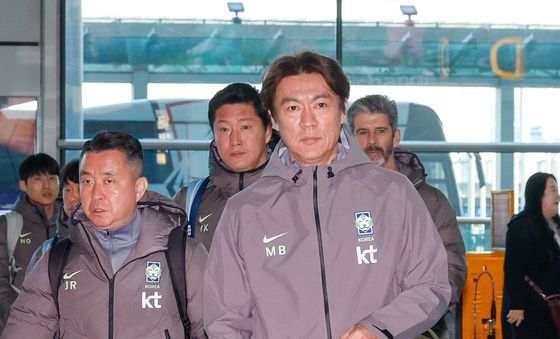 평가전 위해 영국 런던 향하는 홍명보 감독