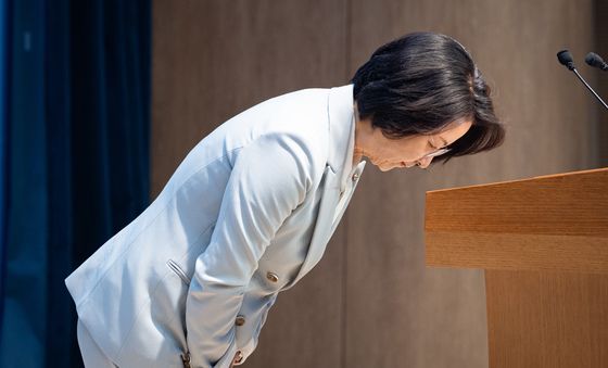 고개 숙여 인사하는 추미애