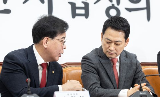 대화 나누는 장동혁·송언석