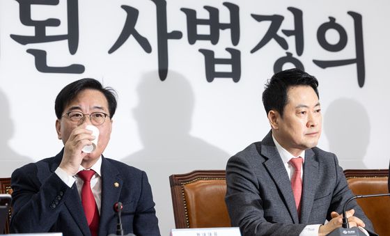 목 축이는 송언석 원내대표