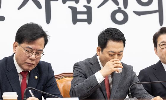 목 축이는 장동혁 대표