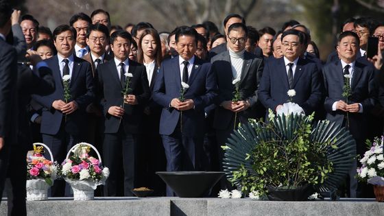 고 노무현 전 대통령 묘역 참배하는 정청래