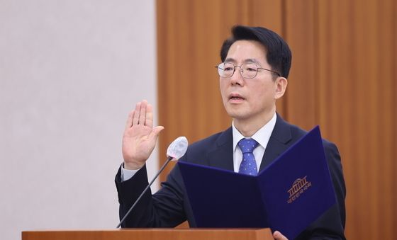 청문회 선서하는 황종우 해수부 장관 후보자