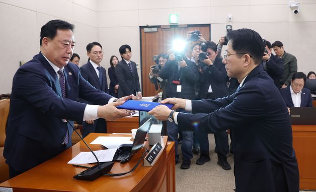 어기구 위원장에게 선서문 전달하는 황종우 후보자