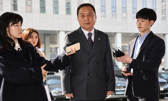 취재진에 입장 밝히는 김영환 충북지사