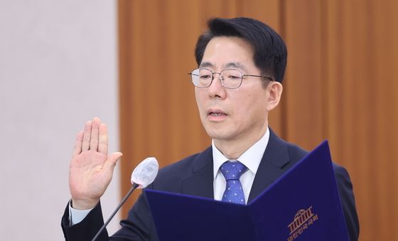 선서하는 황종우 해수부 장관 후보자