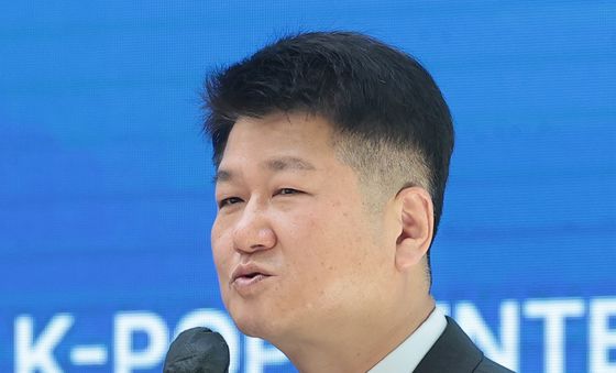 인사말 하는 박성진 월드케이팝센터 대표