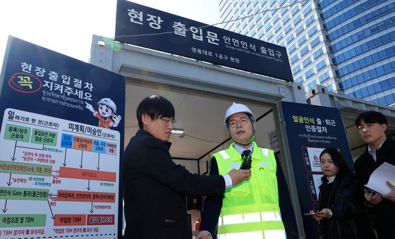 취재진 질문에 답하는 정원오 예비후보