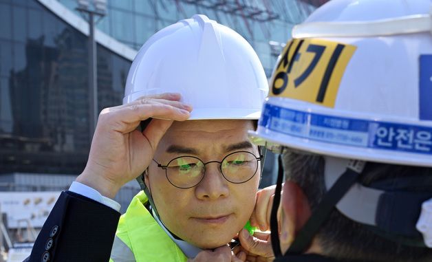 안전모 착용하는 정원오 예비후보