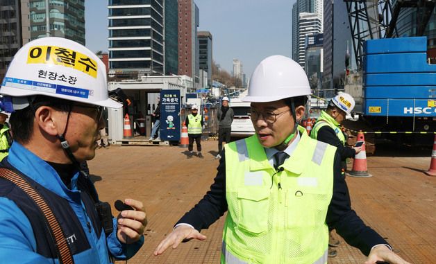 현장소장과 대화 나누는 정원오 예비후보