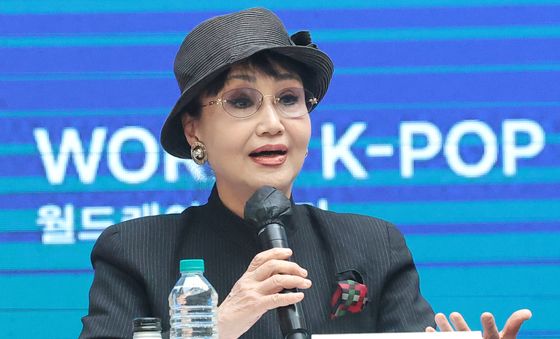 취재진 질문에 답하는 오카무라 회장