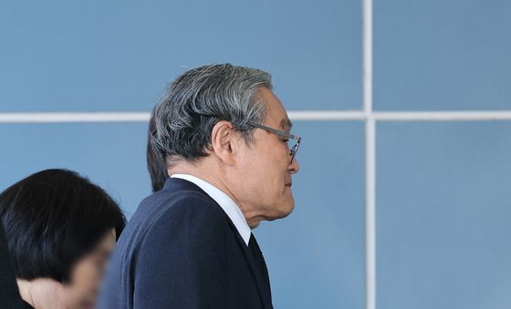 안전공업 사무실 향하는 손주환 대표