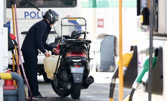 중동발 유가 불안, 기름통 등장한 주유소