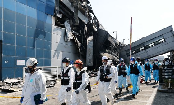사망자 발견 장소 이동하는 합동감식반
