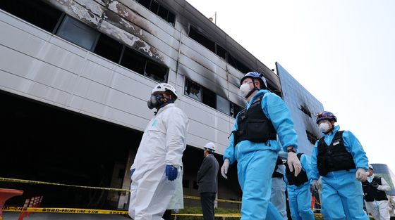 화재 건물로 이동하는 감식반