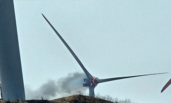 불타는 영덕 풍력발전기