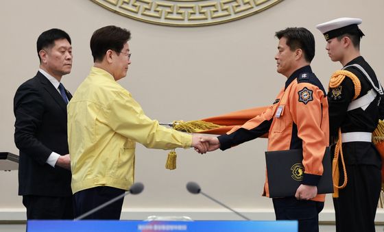 이재명 대통령, 경기도 소방재난본부 단체표창 수여