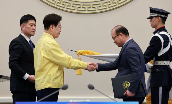 이재명 대통령, 한국가스공사 제주LNG본부 단체표창 수여