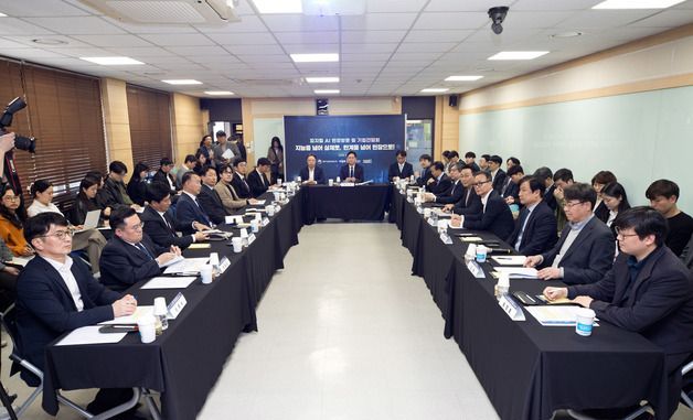피지컬 AI 기업간담회 발언하는 배경훈 부총리