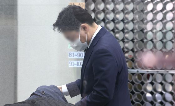 고교 선배와 '재판거래' 의혹…현직 부장판사 구속기로