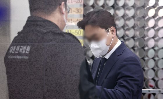 '재판거래 의혹' 현직 부장판사, 영장실질심사 출석