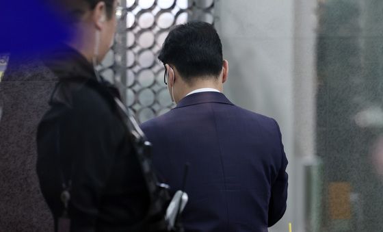 고교 선배와 '재판거래' 의혹…현직 부장판사 영장심사 출석