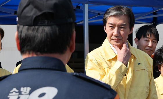 피해 상황 보고 받는 조국