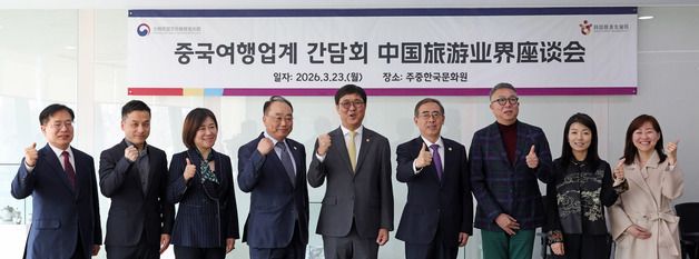 기념촬영하는 최휘영 장관