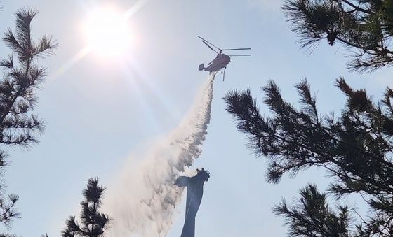 영덕 풍력발전단지 발전기에 불...헬기 투입 진화